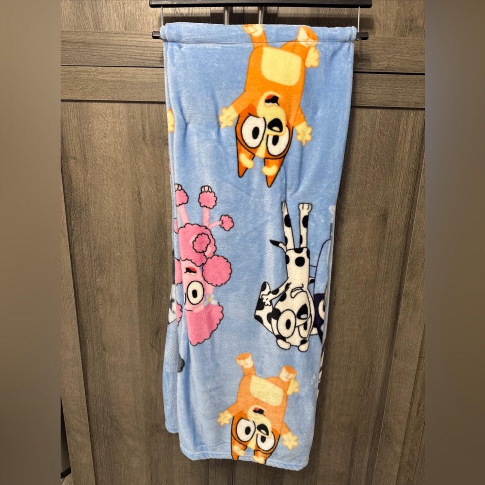 New Bluey Bingo Coco Chloe & Muffin 50" x 70" Blue Throw Blanket On Hanger - Picture 2 of 10